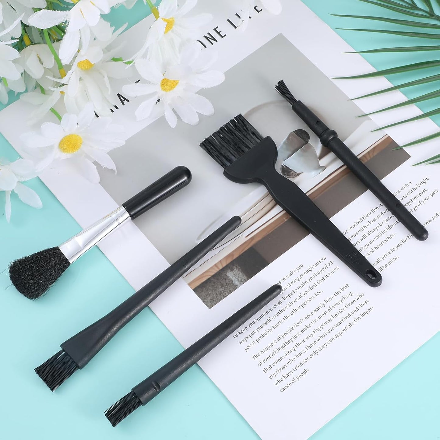 Mini Keyboard Brush, 5 Pcs PP Handle Nylon Anti-Static Keyboard Cleaning Brushes Kit Portable Dusting Brushes for Keyboards Car Interior Motherboard Camera Small Electronics Cleaning