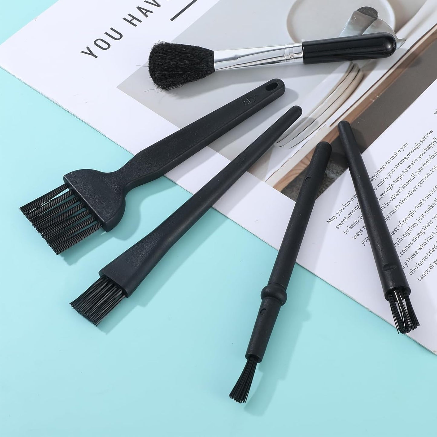 Mini Keyboard Brush, 5 Pcs PP Handle Nylon Anti-Static Keyboard Cleaning Brushes Kit Portable Dusting Brushes for Keyboards Car Interior Motherboard Camera Small Electronics Cleaning