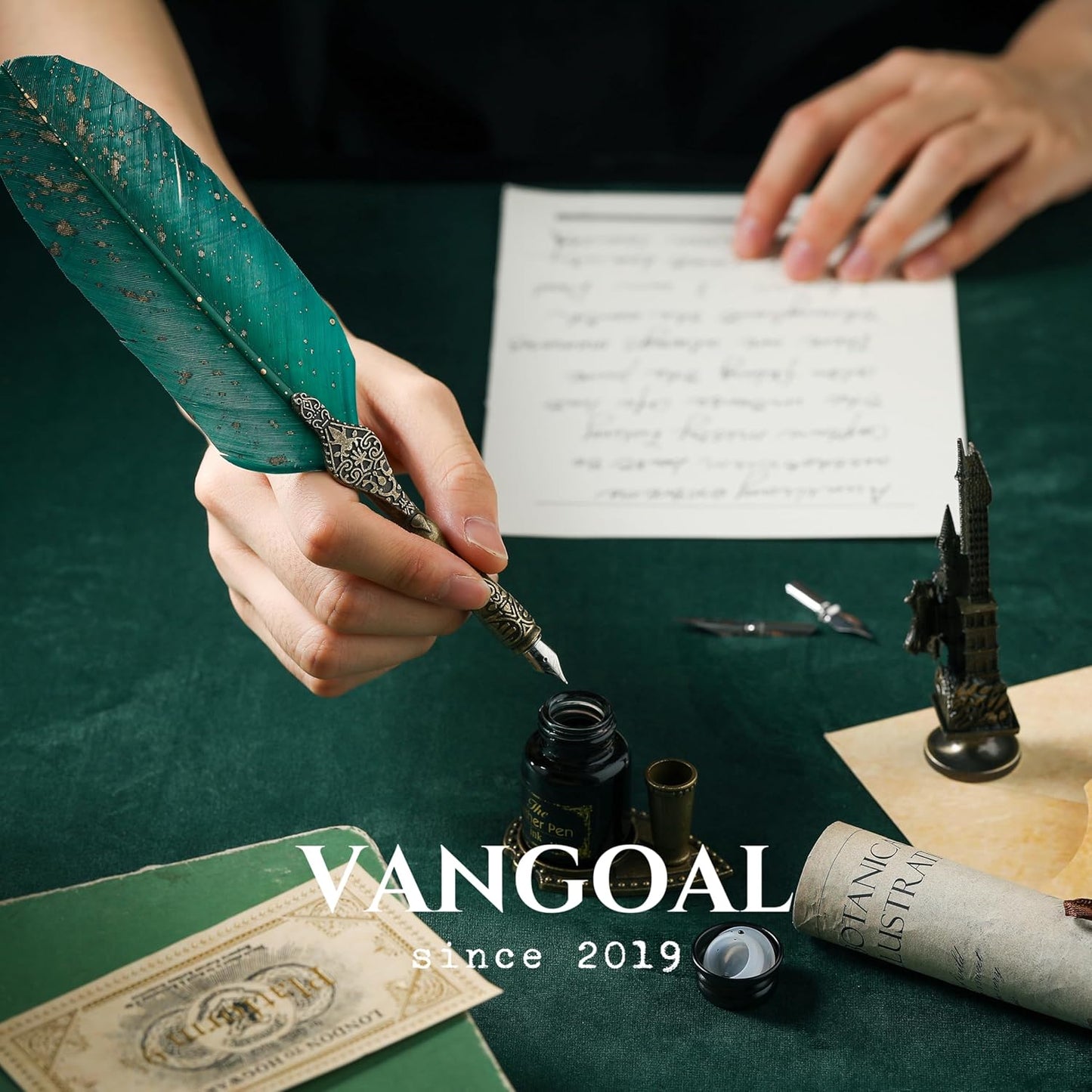 VANGOAL Vintage Green Feather Pen and Ink Set, Classic Series Goose Quill Pen with Carving Pen Stand, Calligraphy Pen Nibs, Black Dip Pen Ink, Antique Writing Gift for Writer